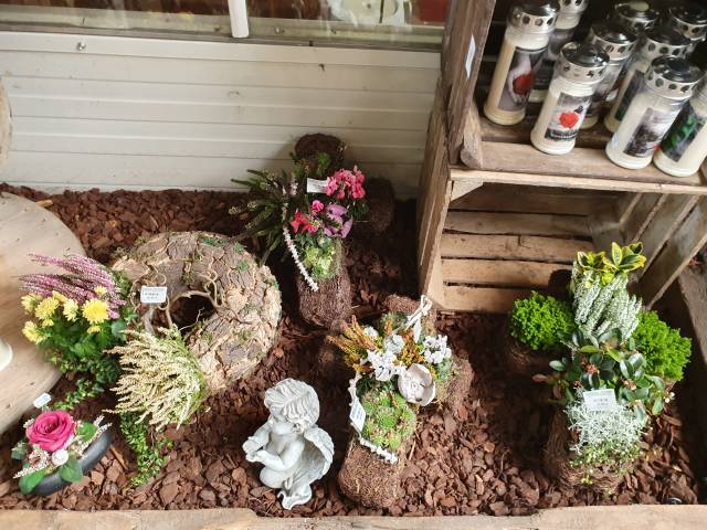 Verschiedene Gestecke usw.